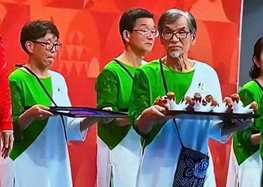 亚运会颁奖礼仪人员好多银发大爷大妈，刻意安排？