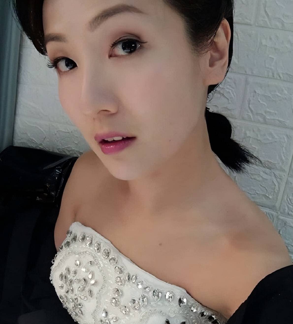 TVB资深绿叶效力23年宣布离巢,演百部剧仍难出头,曾在街头摆摊 TVB资深绿叶效力23年宣布离巢,演百部剧仍难出头,曾在街头摆摊