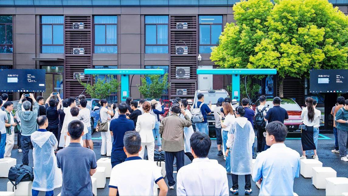 第2000座闪充高速站落成 比亚迪“11纵11横”高速主干线闪充网络成型