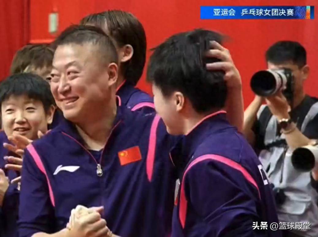 中国女乒夺冠！马琳抚摸范姝涵，全员开心握国旗，何卓佳获特写！