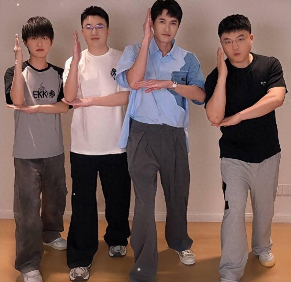 前RNG法务部人员透露UZI被卡合同细节，参与的人，都被UZI删除了