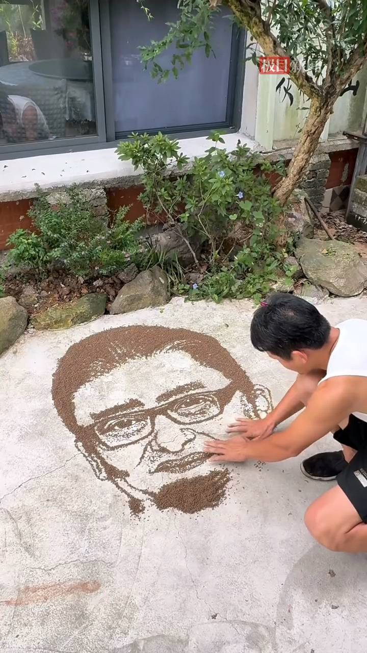 应网友之请，他“撒豆成画”摆出刘欢相，评论区：看哭了，这是最深情的缅怀