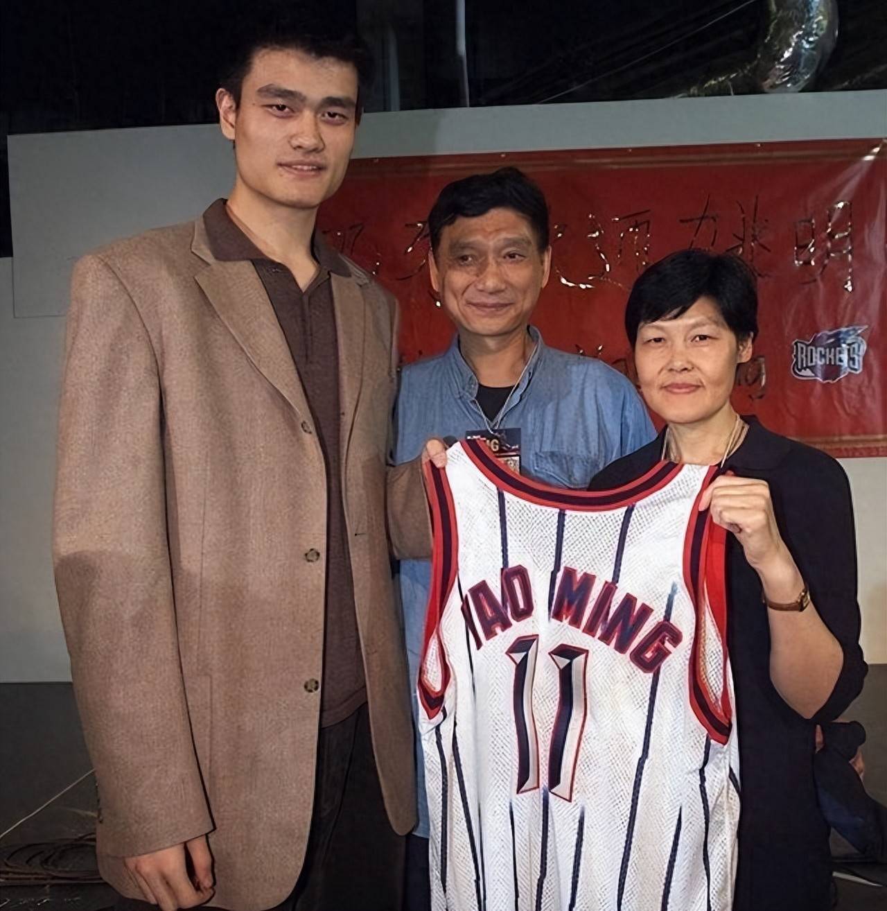 姚明背后的女人：不是叶莉，而是曾为女篮队长的母亲方凤娣