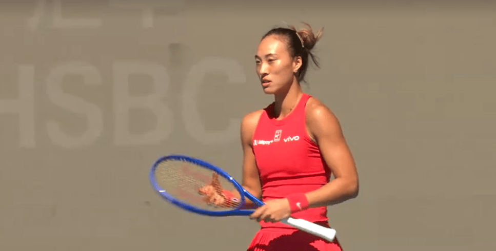 郑钦文中网首战告捷，2:1赢下中国金花德比，下轮将战俄罗斯“冰美人”卡林斯卡娅