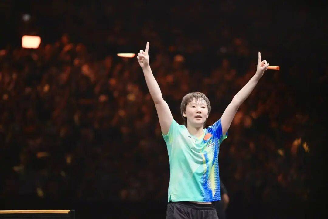 王曼昱夺冠后比“1”庆祝，赛后感谢3人！邓亚萍盛赞！丁宁陈梦惊喜现身观战！马琳拍背肯定
