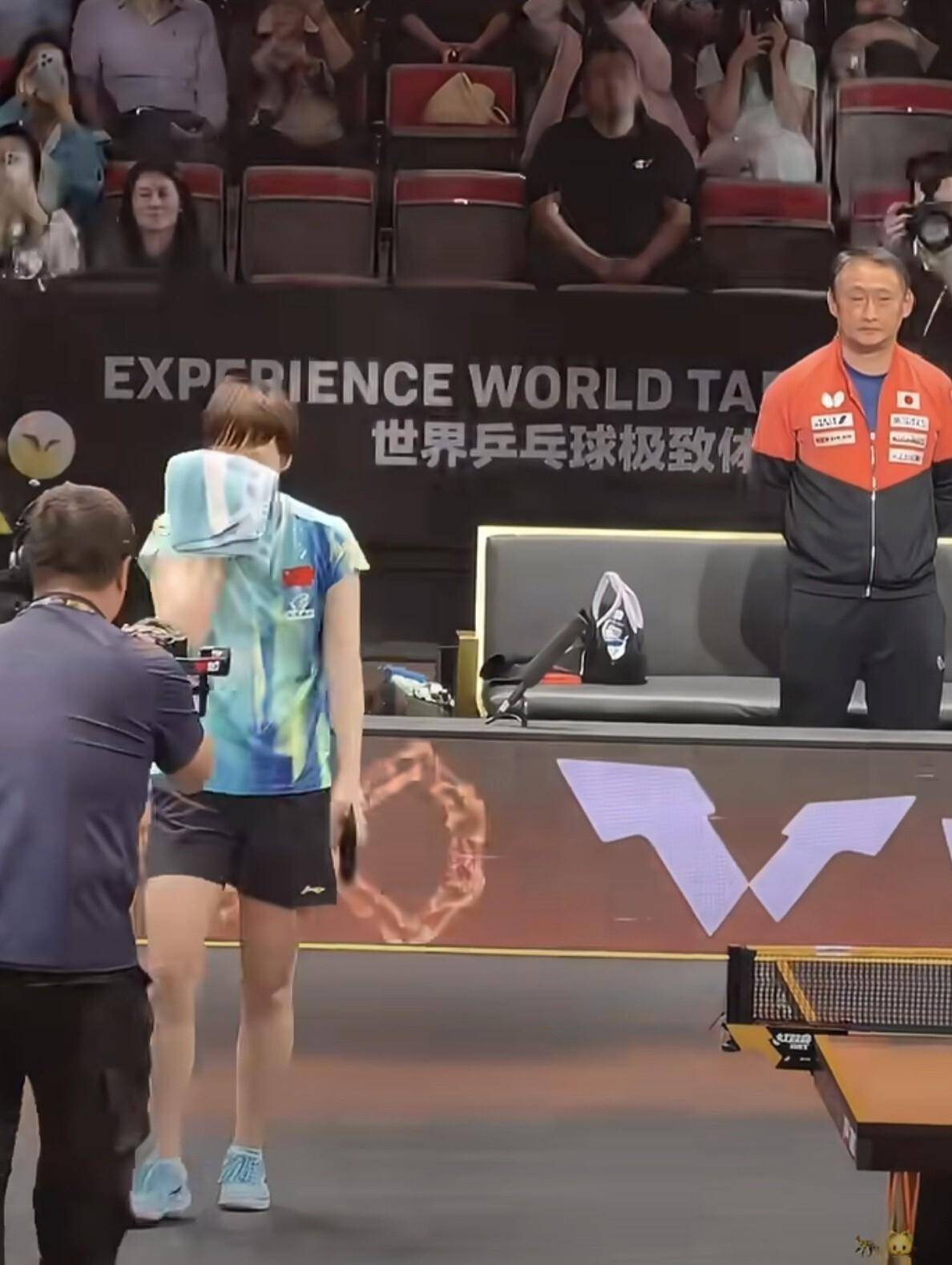 17天惨遭五连败，张本美和不敌王曼昱，赛后握手表情引争议，张本宇表情也藏不住了