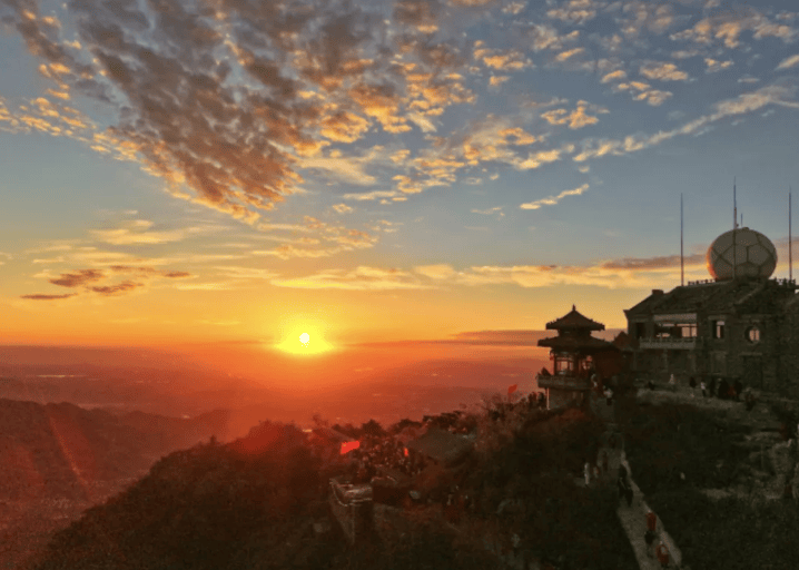 老君山金顶看日出