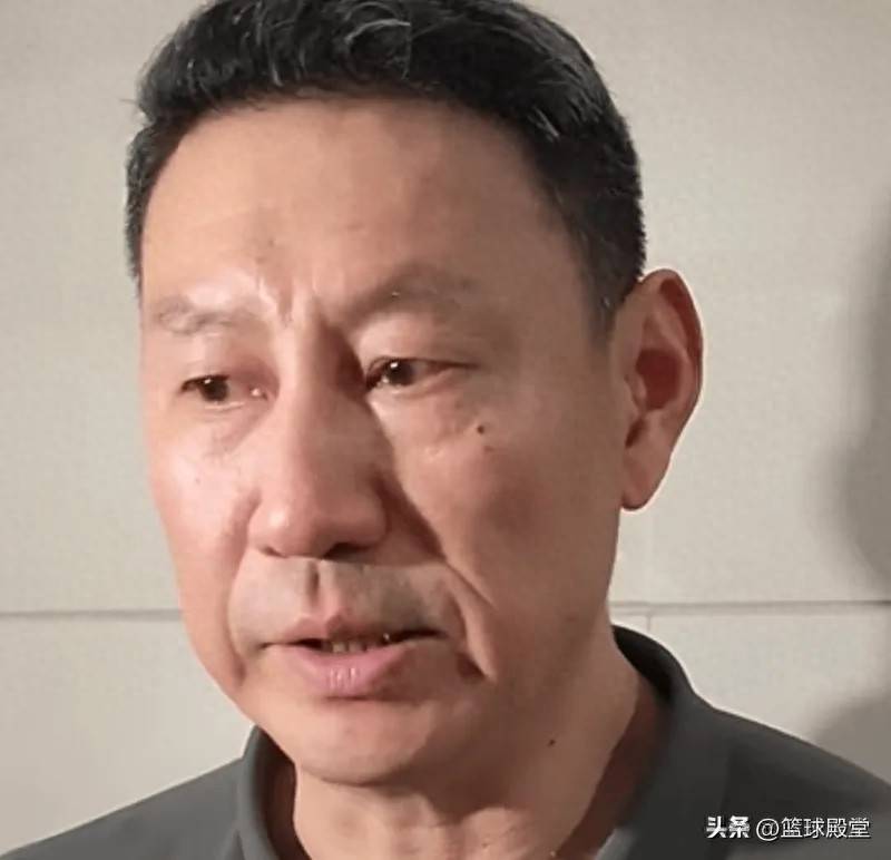 李楠解析队内情况：赵睿崴脚不严重，周琦养伤，布朗缺席个人原因