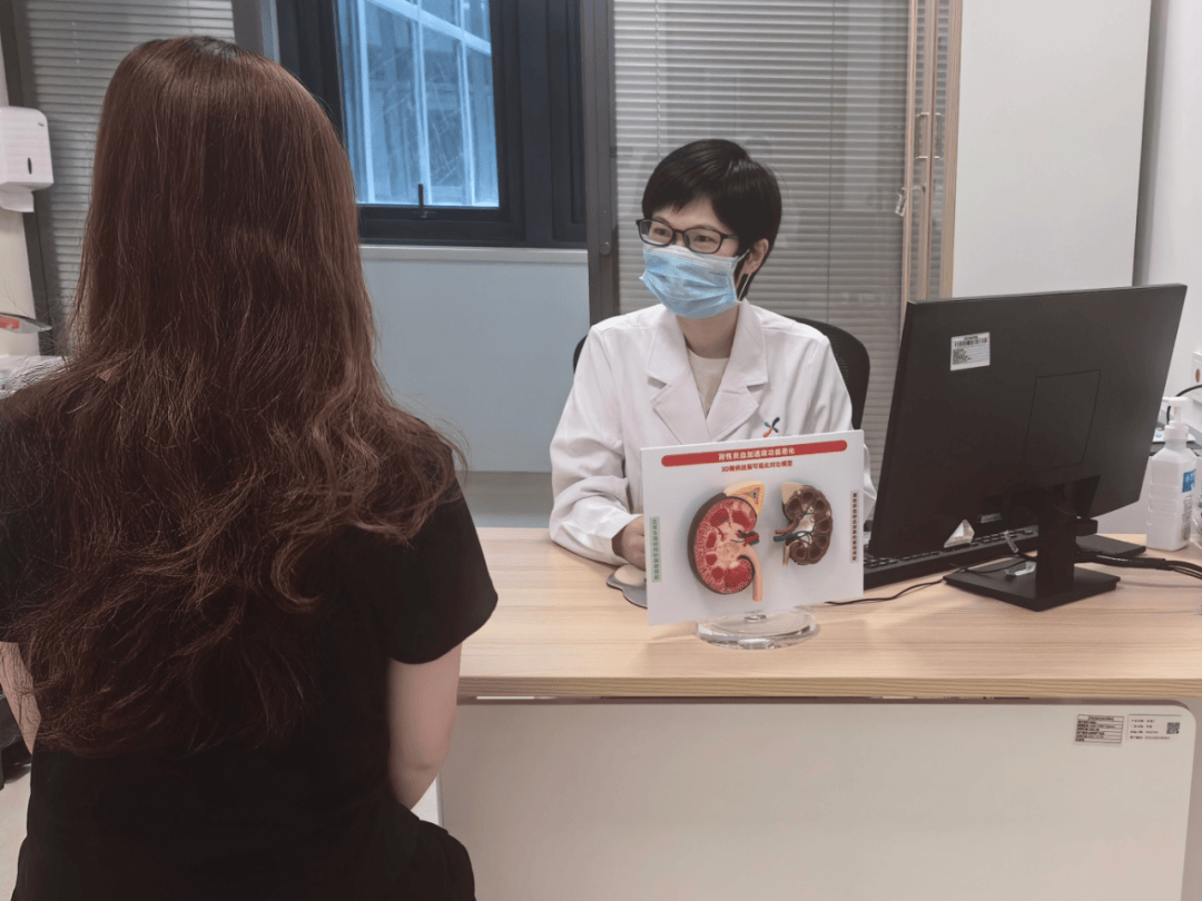 医生回应女子健身后尿液变成深褐色