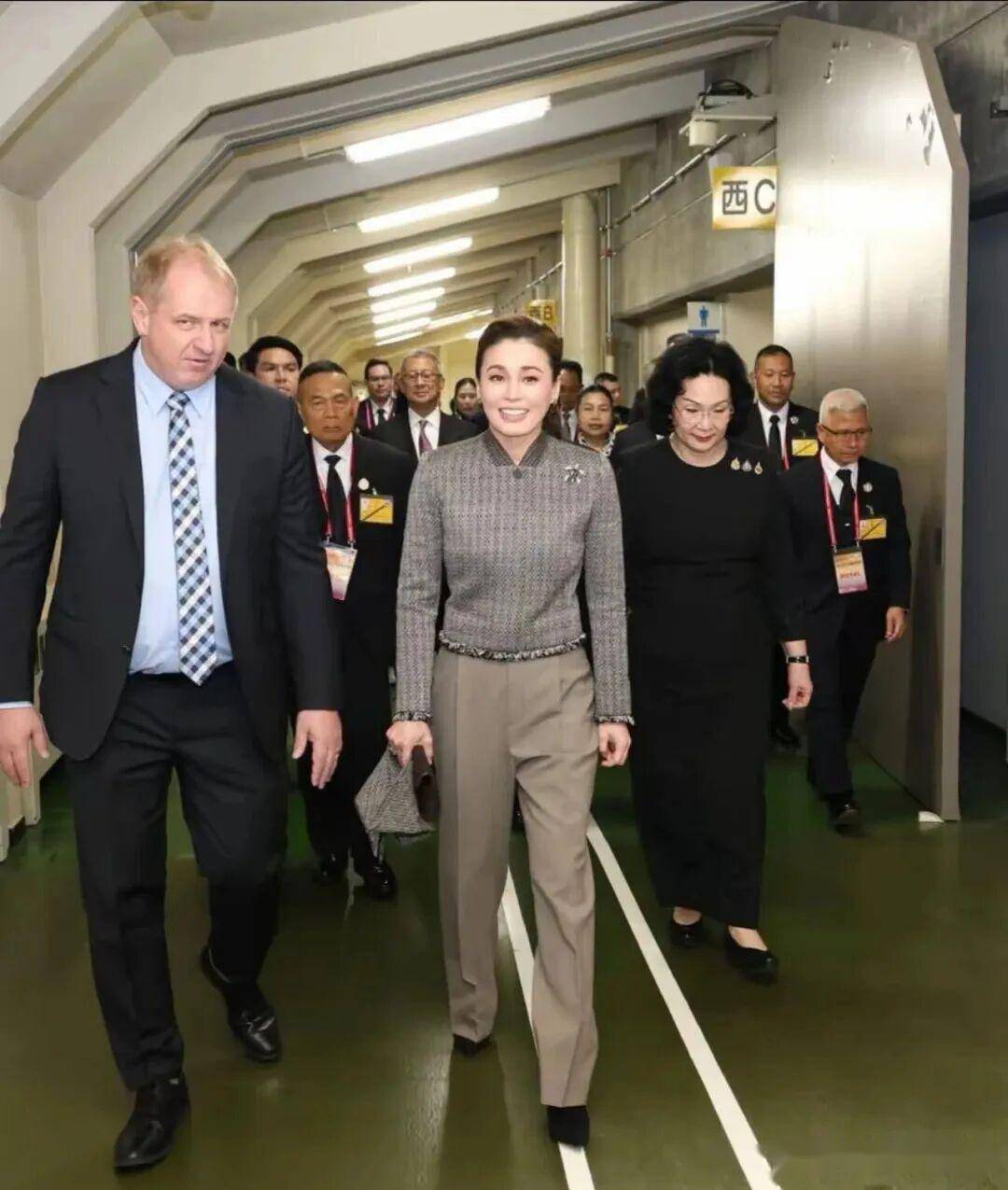 苏提达王后日本观赛!一身灰套装知性优雅,换上冰鞋直接上场