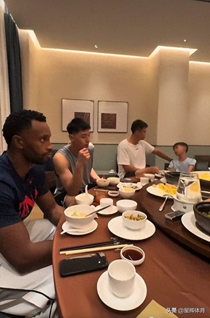 广东队聚餐看揭幕战！徐杰认真观赛 弗格看上海队很严肃 周鹏不关心
