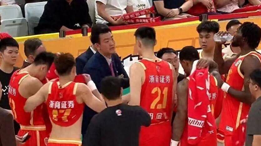 16分大翻盘！广厦男篮双加时6分险胜山西，塔克独砍44分，胡金秋21+12，孙铭徽两记三分