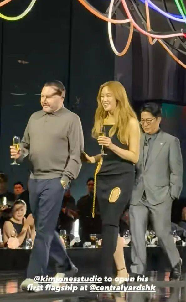 “千亿儿媳”徐子淇手挽设计师,李家诚拿酒杯跟随