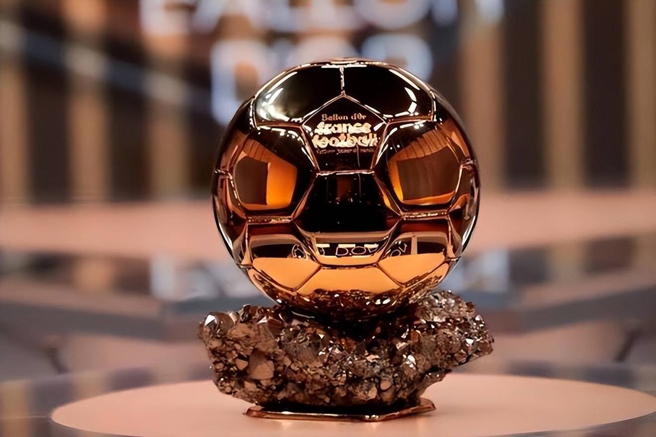 Gallery - Kết quả bỏ phiếu ban đầu giải thưởng Quả bóng vàng cho thấy Cristiano Ronaldo (75%) áp đảo Messi (9%). Liệu việc chi tiền vào các cuộc thăm dò ý kiến ​​có thể quyết định người chiến thắng giải thưởng Quả bóng vàng? - image 12