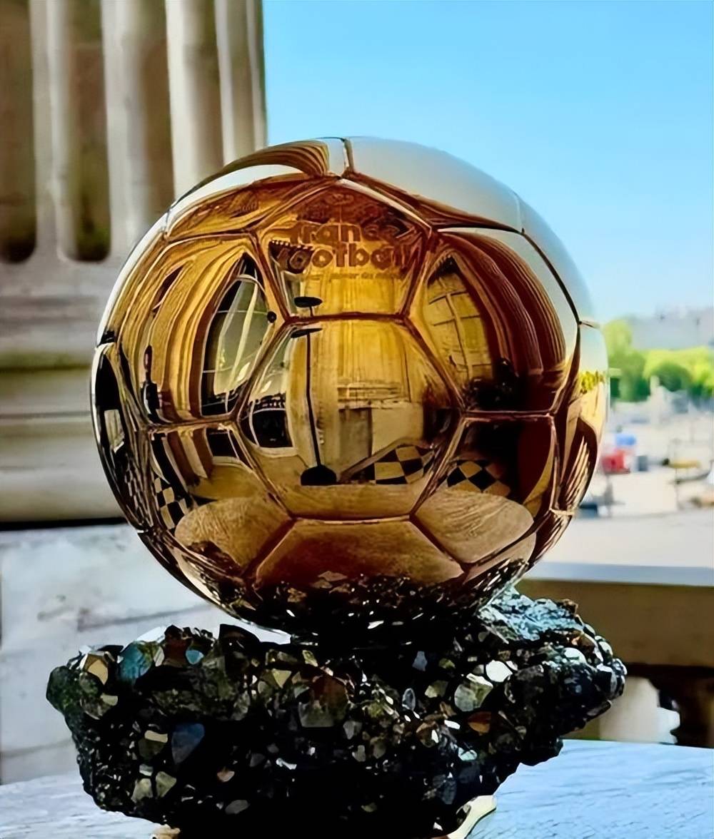 Gallery - Kết quả bỏ phiếu ban đầu giải thưởng Quả bóng vàng cho thấy Cristiano Ronaldo (75%) áp đảo Messi (9%). Liệu việc chi tiền vào các cuộc thăm dò ý kiến ​​có thể quyết định người chiến thắng giải thưởng Quả bóng vàng? - image 13