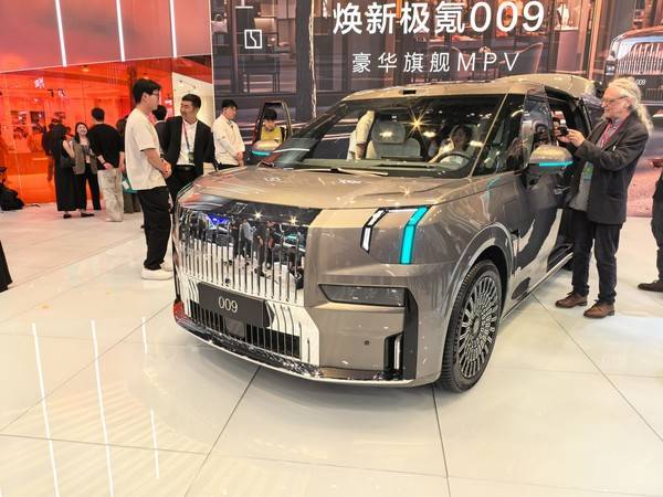 保驾护航！极氪009与9X成为北京马术大师赛指定用车