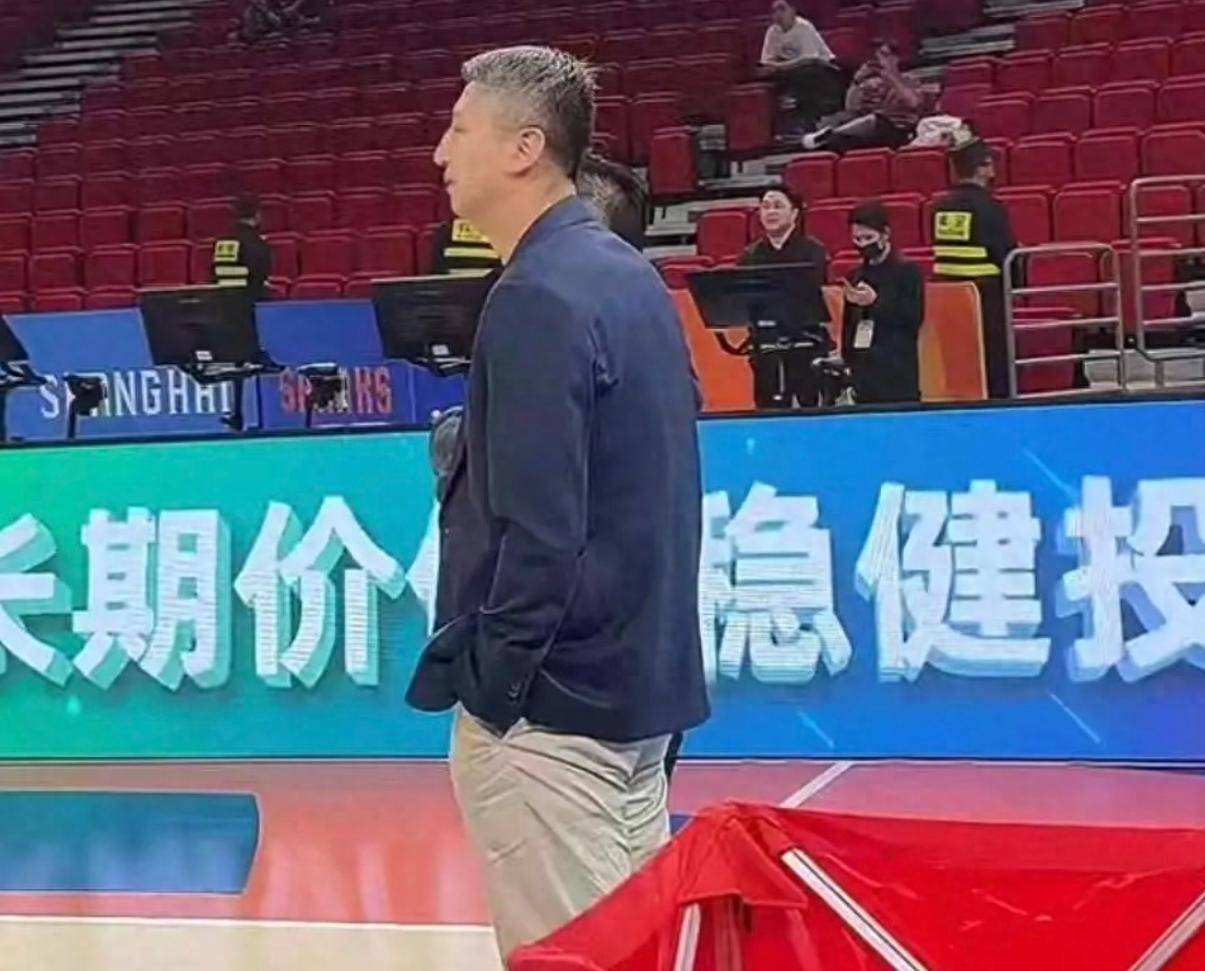 郭士强现身沪粤大战，考察球员状态，为下个月世预赛做准备，胡明轩带伤拼入选门票！