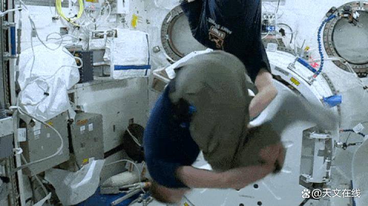 
        宇航员为何在地球引力下失重