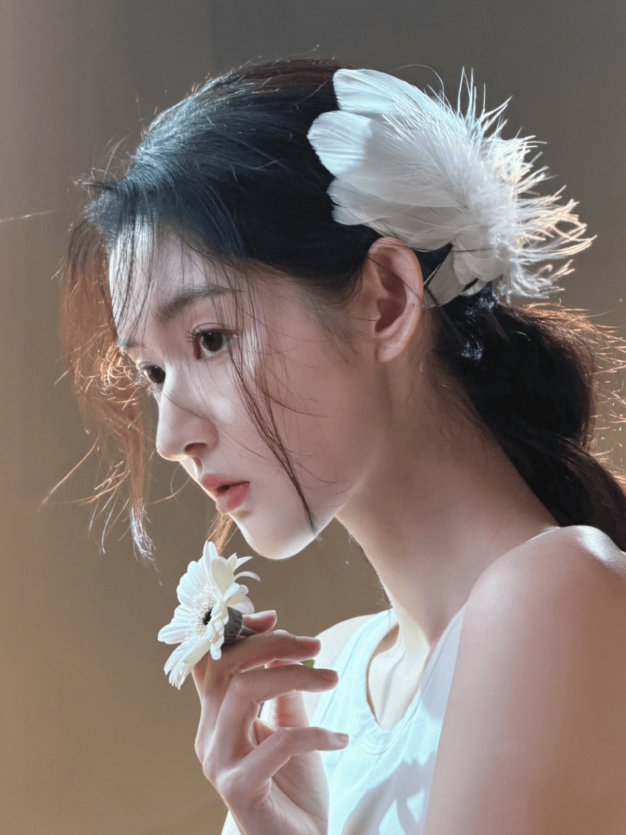 王玉雯白裙展现灵动舞姿 雏菊点缀温柔氛围