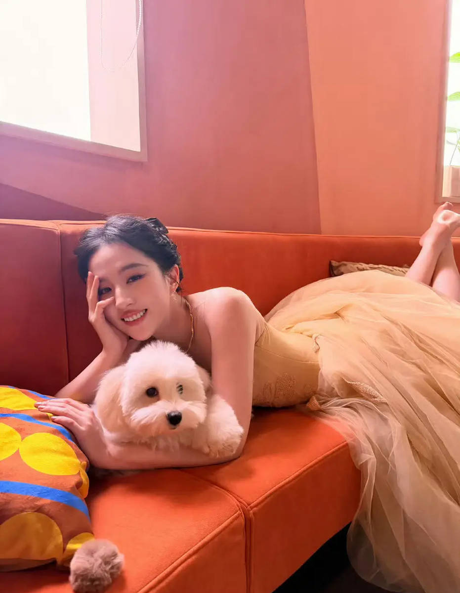 刘亦菲晒与爱犬合照 穿淡色裙子笑颜甜好意思又诊疗