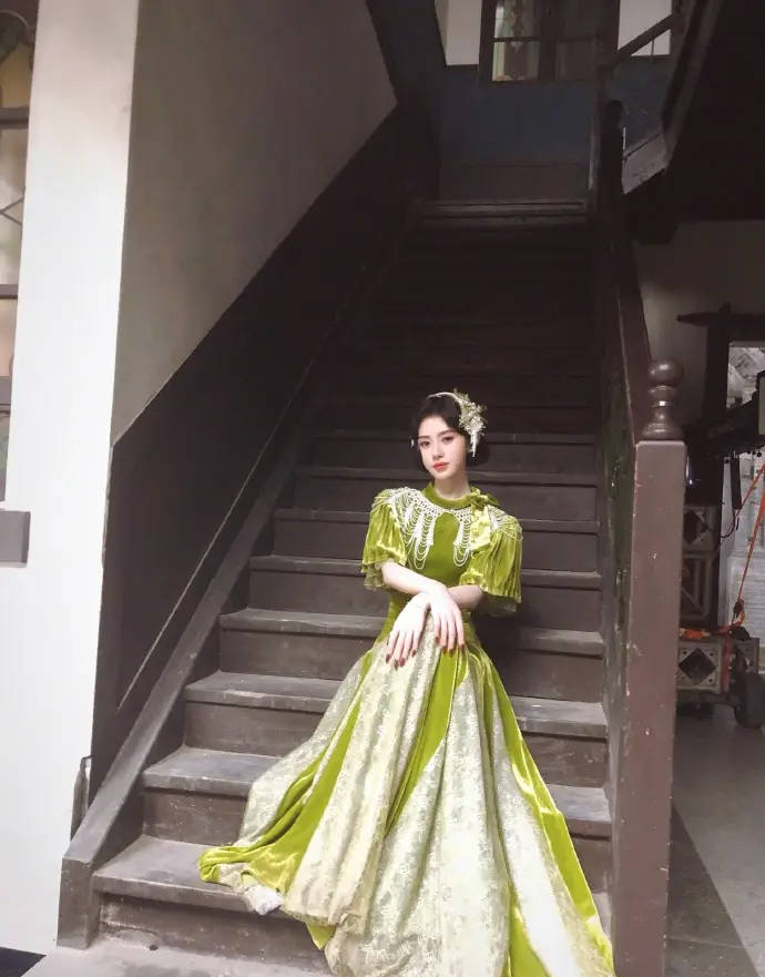 鞠婧祎穿缎面裙配珍珠发冠 善良贵气化身民国好意思东说念主