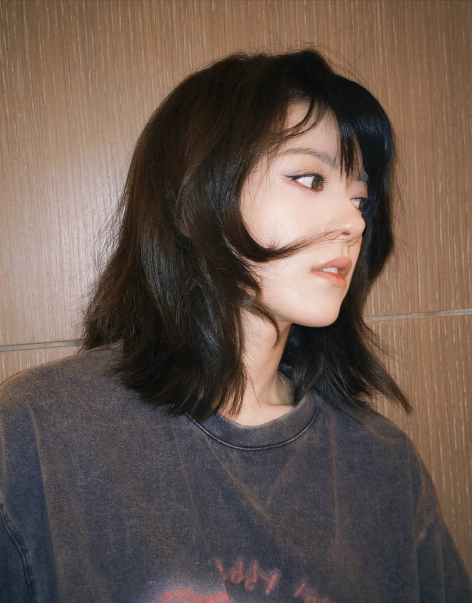 赵今麦营业照鬼马俏皮 清透妆容尽显慵懒灵动