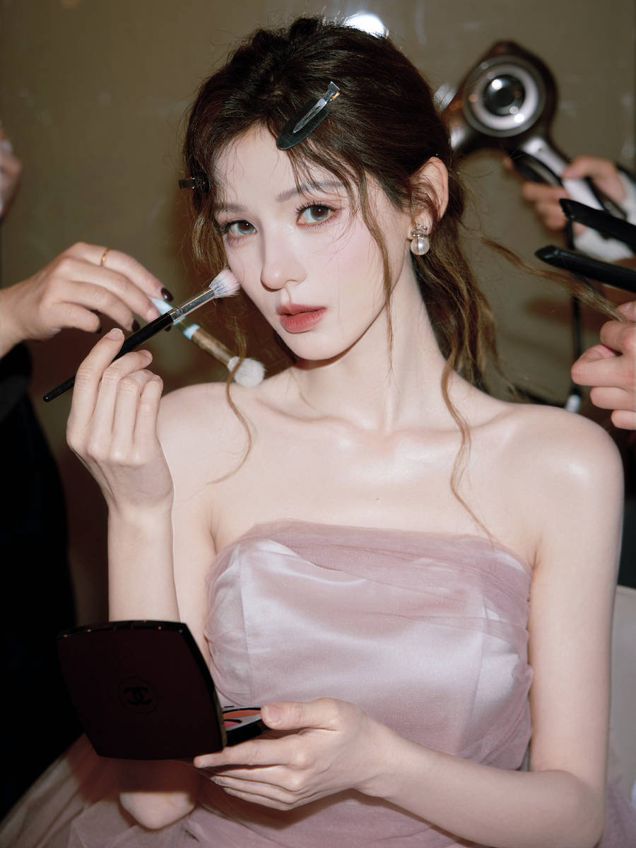 张予曦身着粉色抹胸矜贵甜美 纱裙轻扬灵动又闪耀