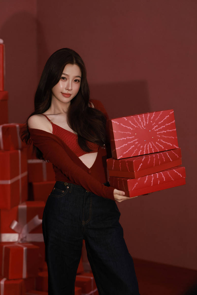 虞书欣穿红色吊带化身热辣青娥 姿势慵懒甜好意思动东谈主