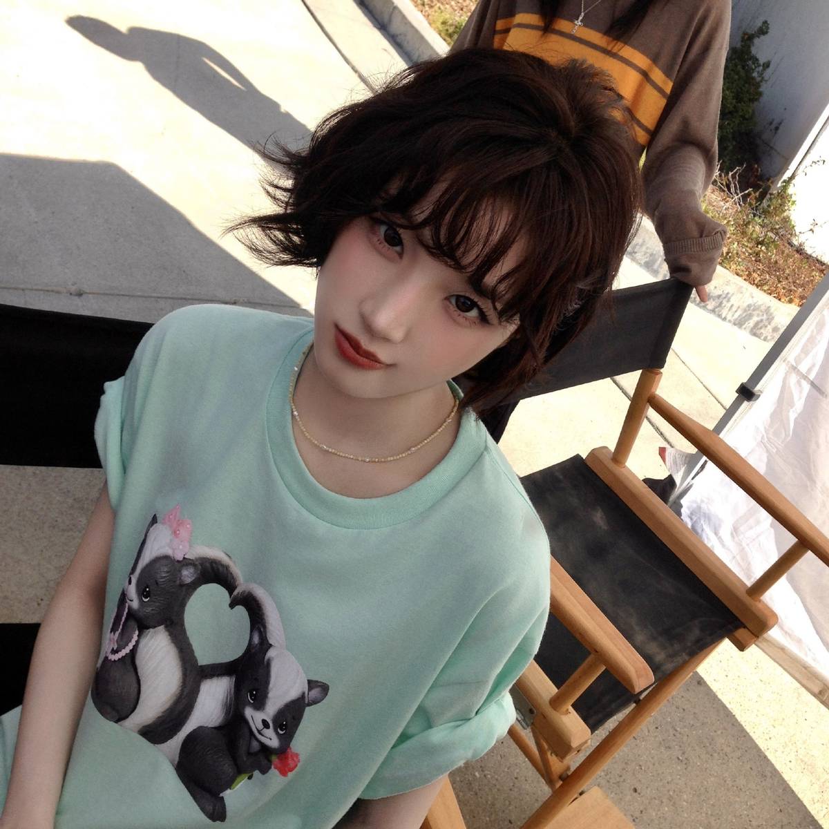 宋雨琦穿绿色小狗背心 嘟嘴卖萌俏皮少女感十足