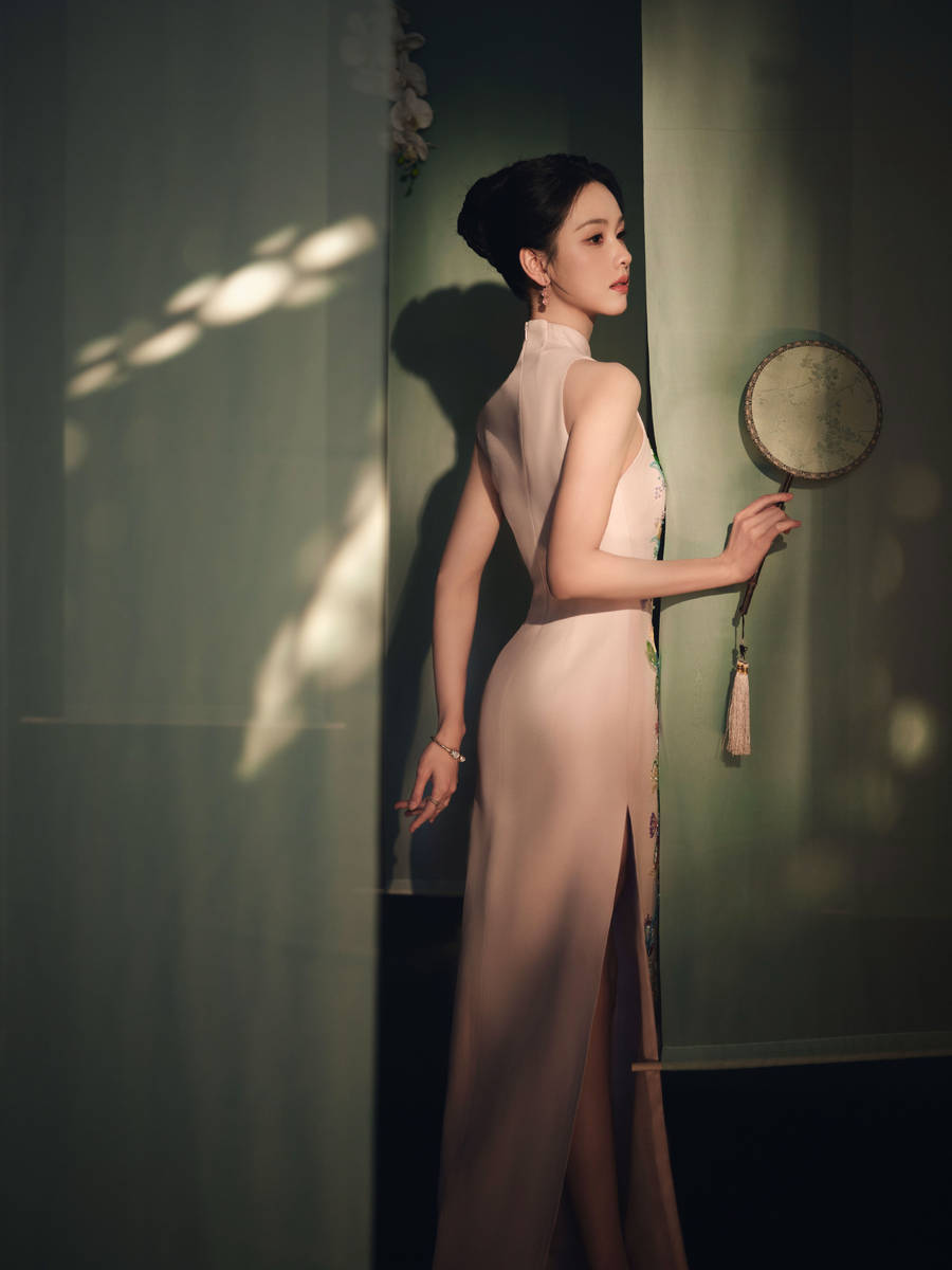 陈都灵穿刺绣旗袍身姿曼妙 手抚发丝尽显古典美