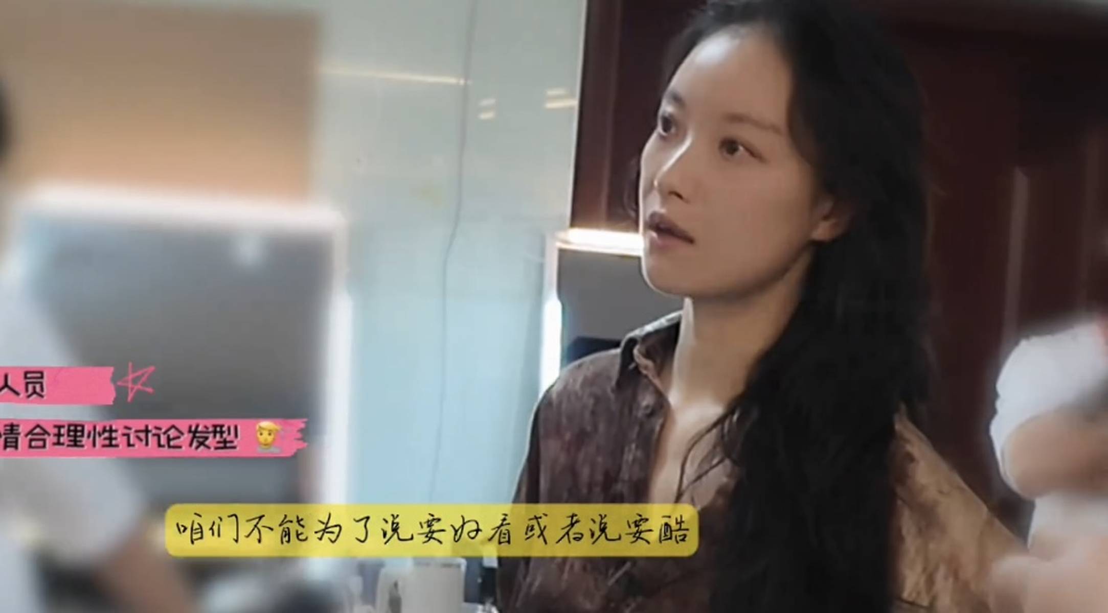 倪妮为角色剪短发干练帅气 晒vlog认真工作