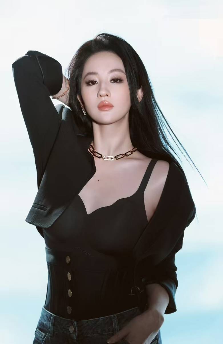 刘亦菲穿细肩带紧身衣身姿曼妙 长发飘逸酷飒性感