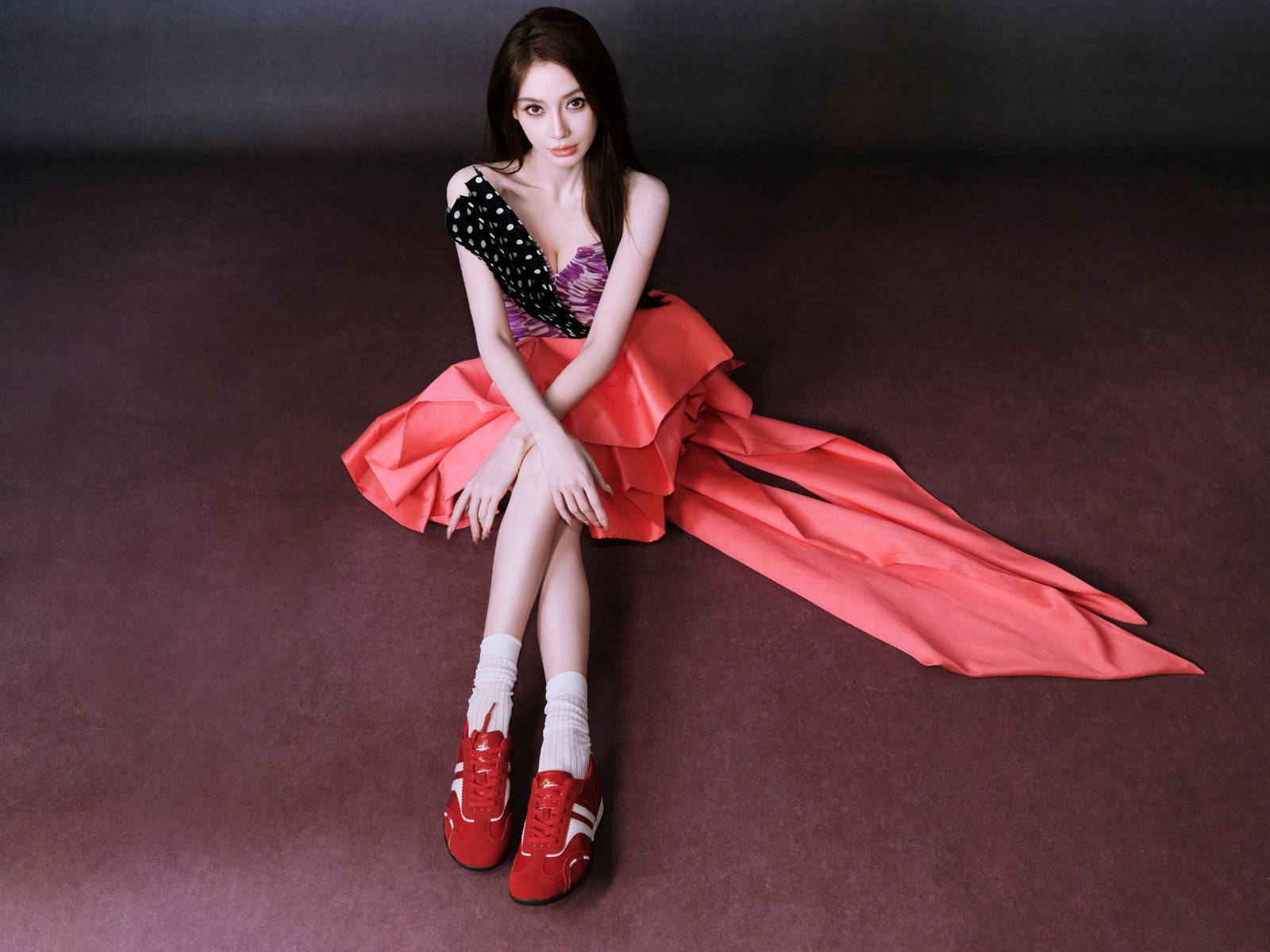 杨颖宛若优雅可爱的芭比！身材高挑大长腿比例优越