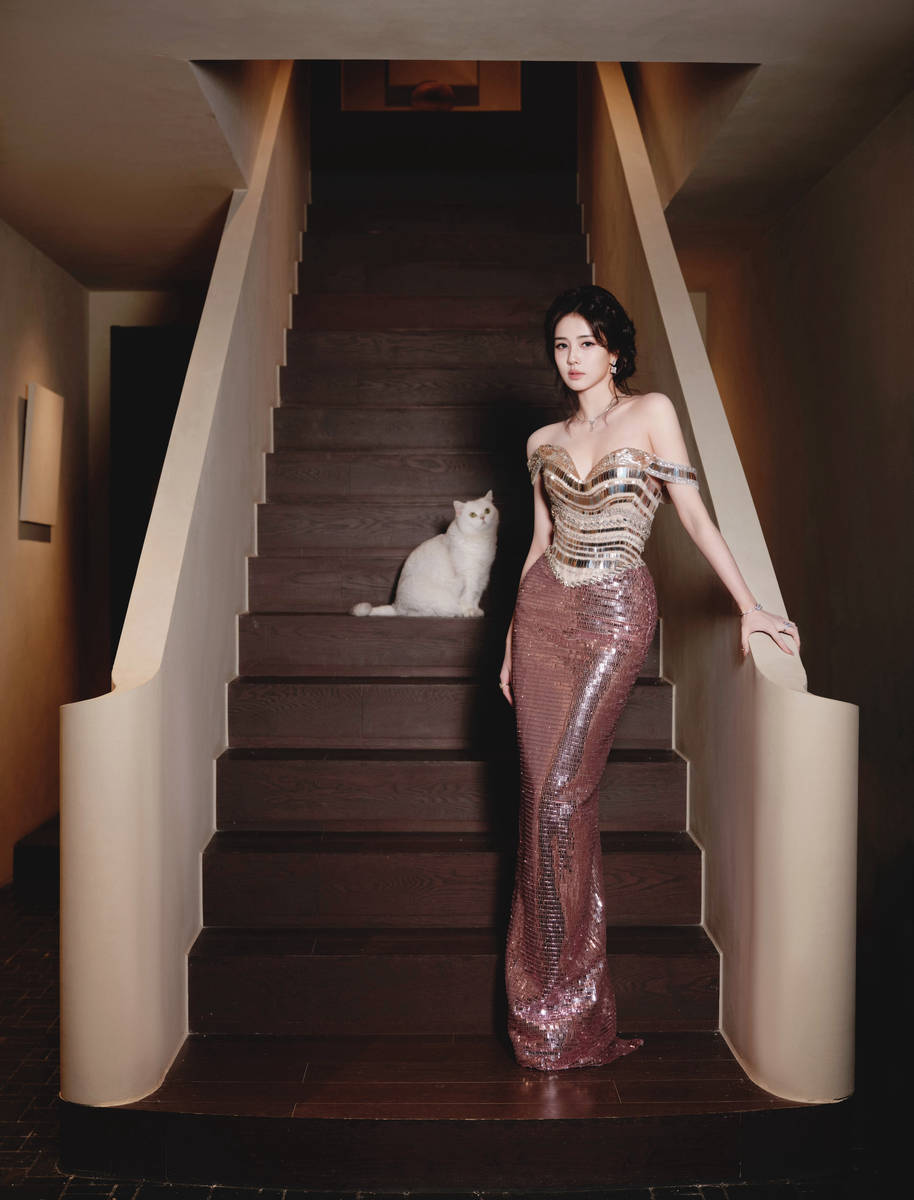 白鹿穿抹胸裙身材凹凸有致 回眸一笑尽显神秘魅惑