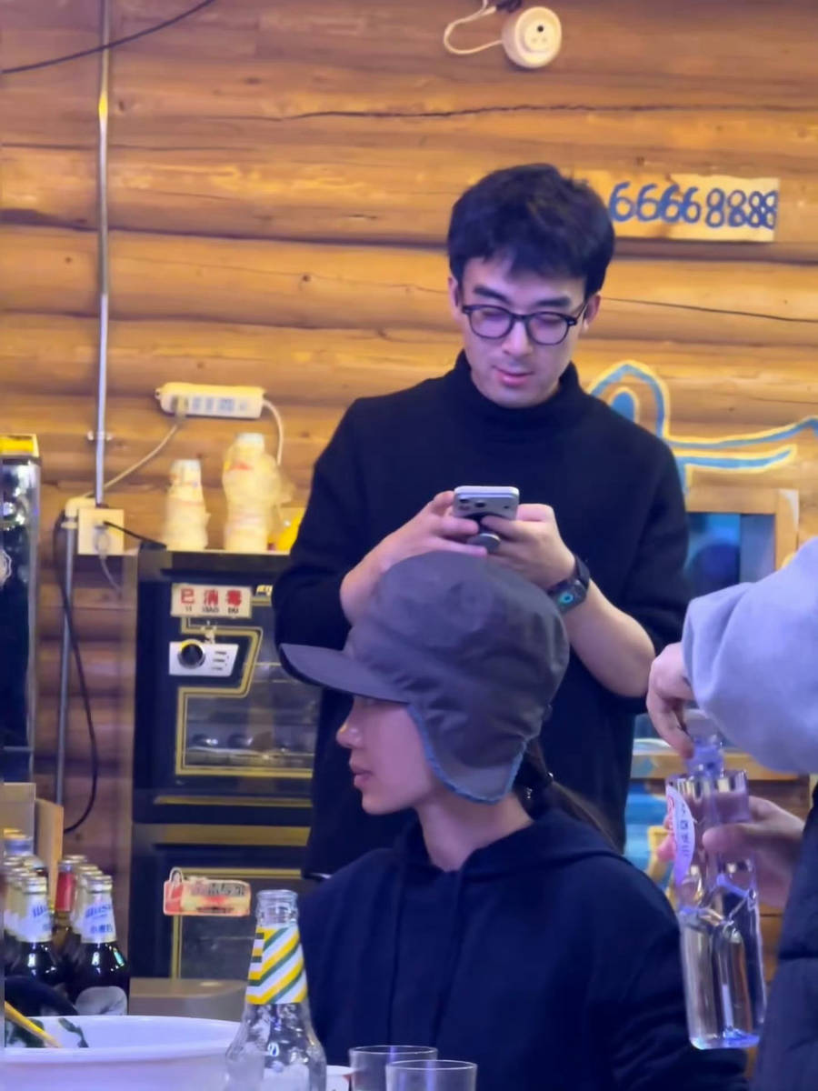 贾玲与张小斐新疆聚餐被偶遇 亲密互动感情深厚