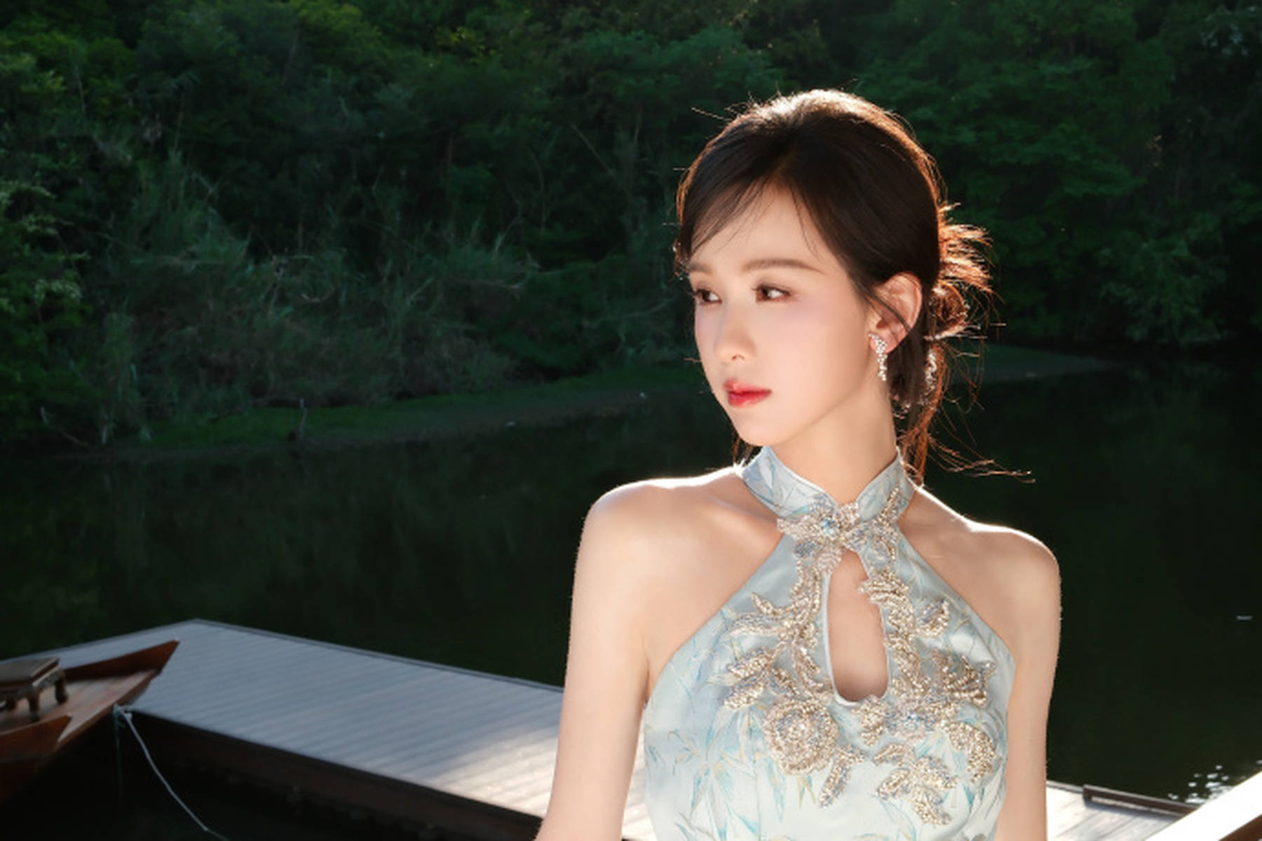 陈都灵穿浅蓝色新中式旗袍 清冷温婉尽显东方韵味