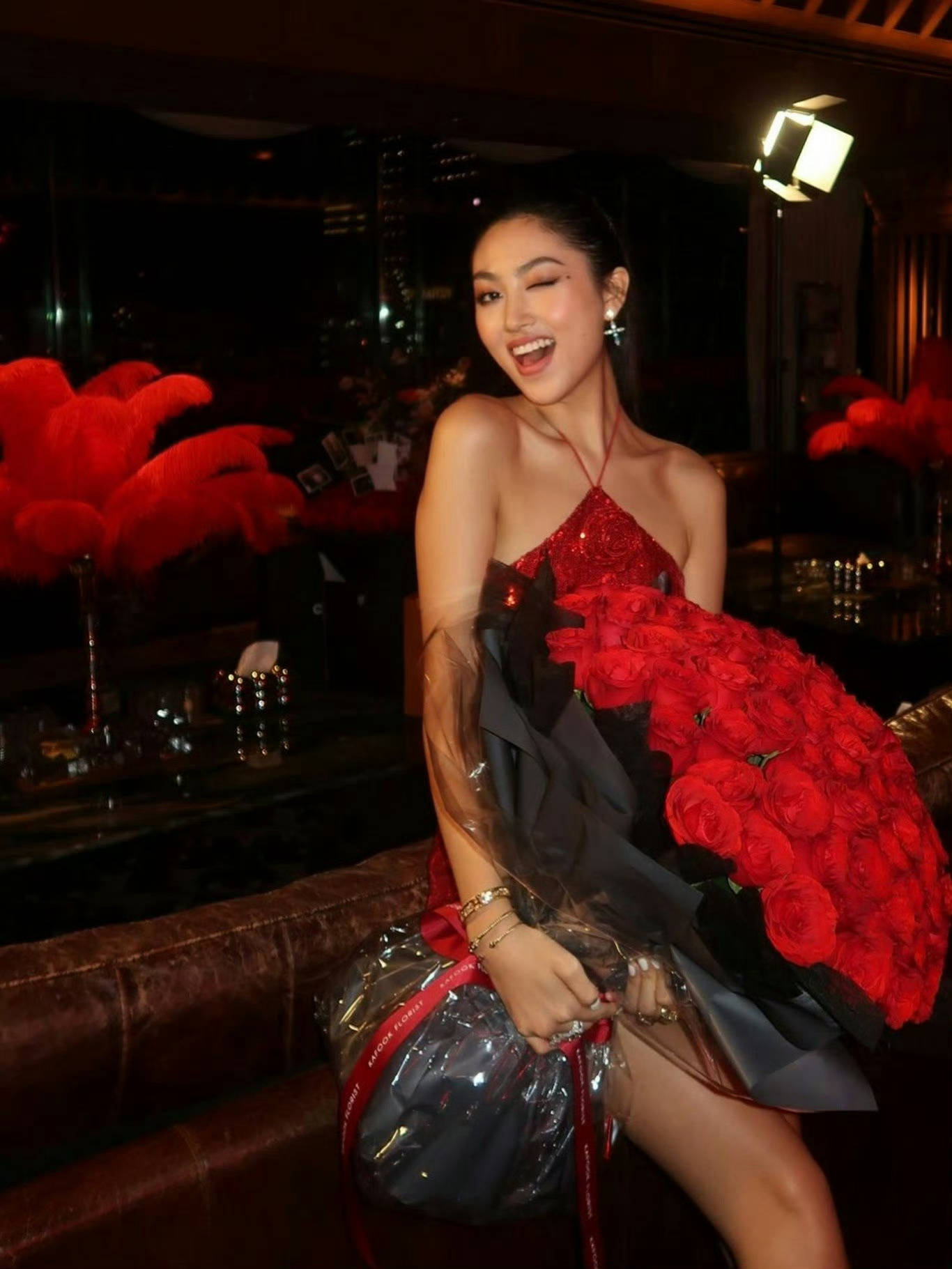 任达华女儿任晴佳晒庆生照！穿红色露肩裙明媚大方