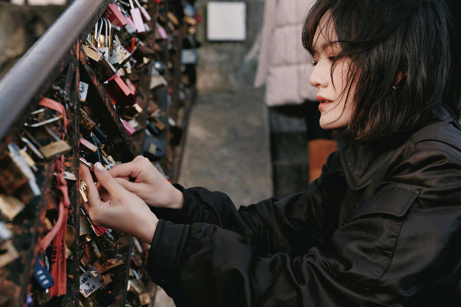 文淇黑皮衣配皮裙街头漫步 清冷松弛又灵动