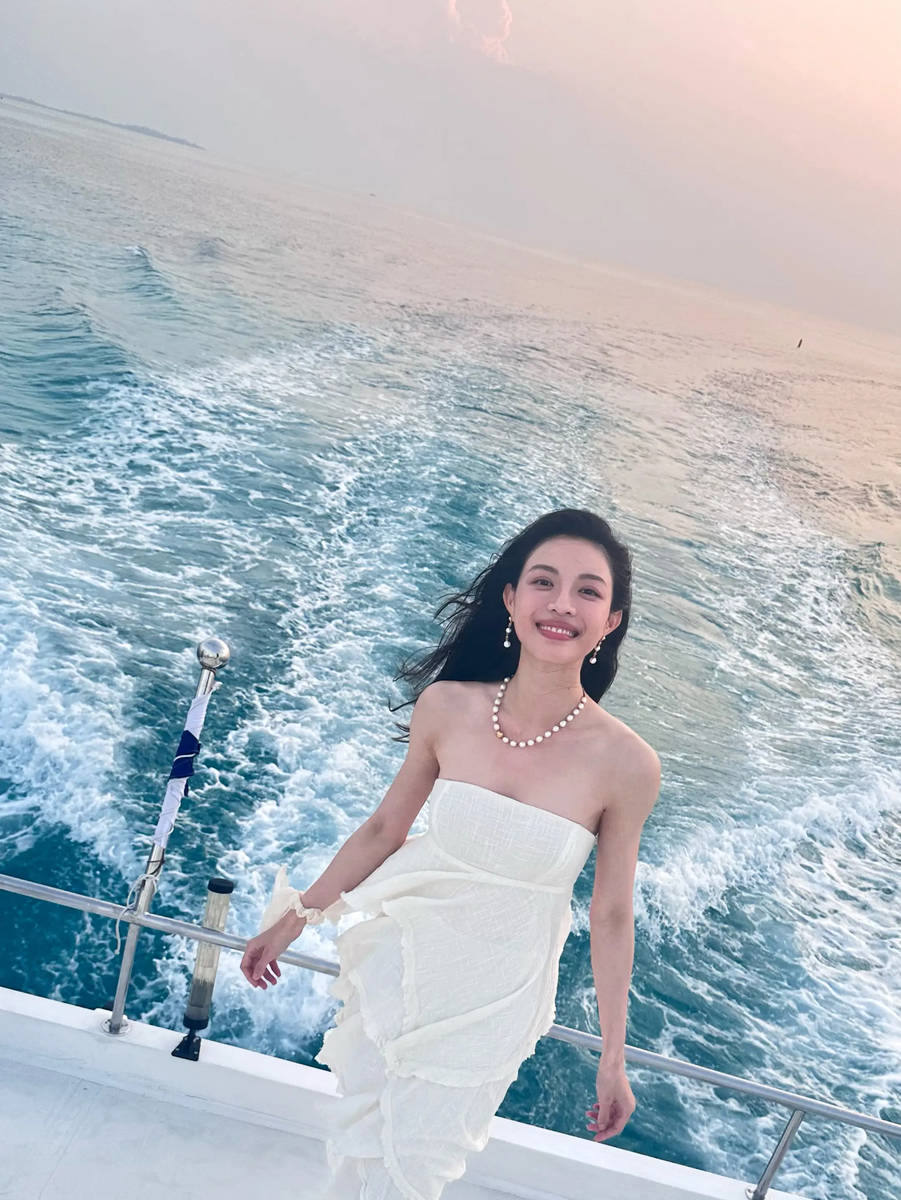 钟楚曦晒马尔代夫度假好意思照 穿抹胸裙大秀好身段