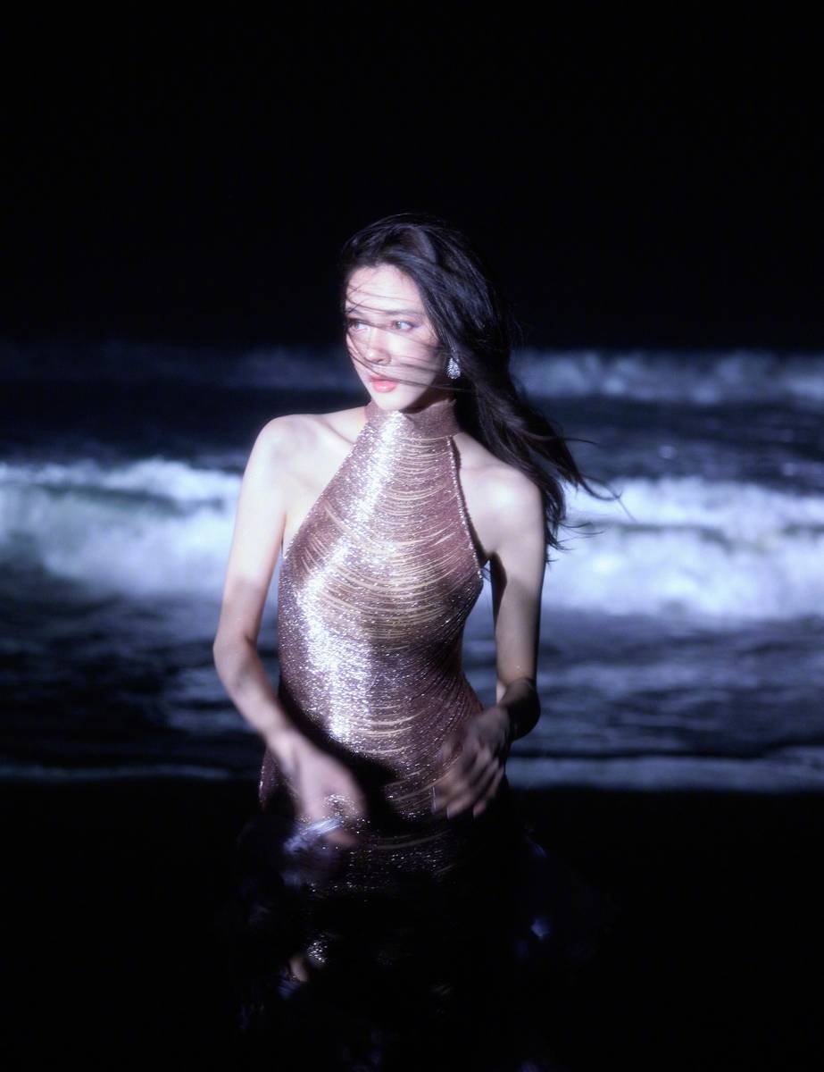 宋妍霏穿金色鱼尾裙身姿窈窕 发丝飞扬氛围感十足