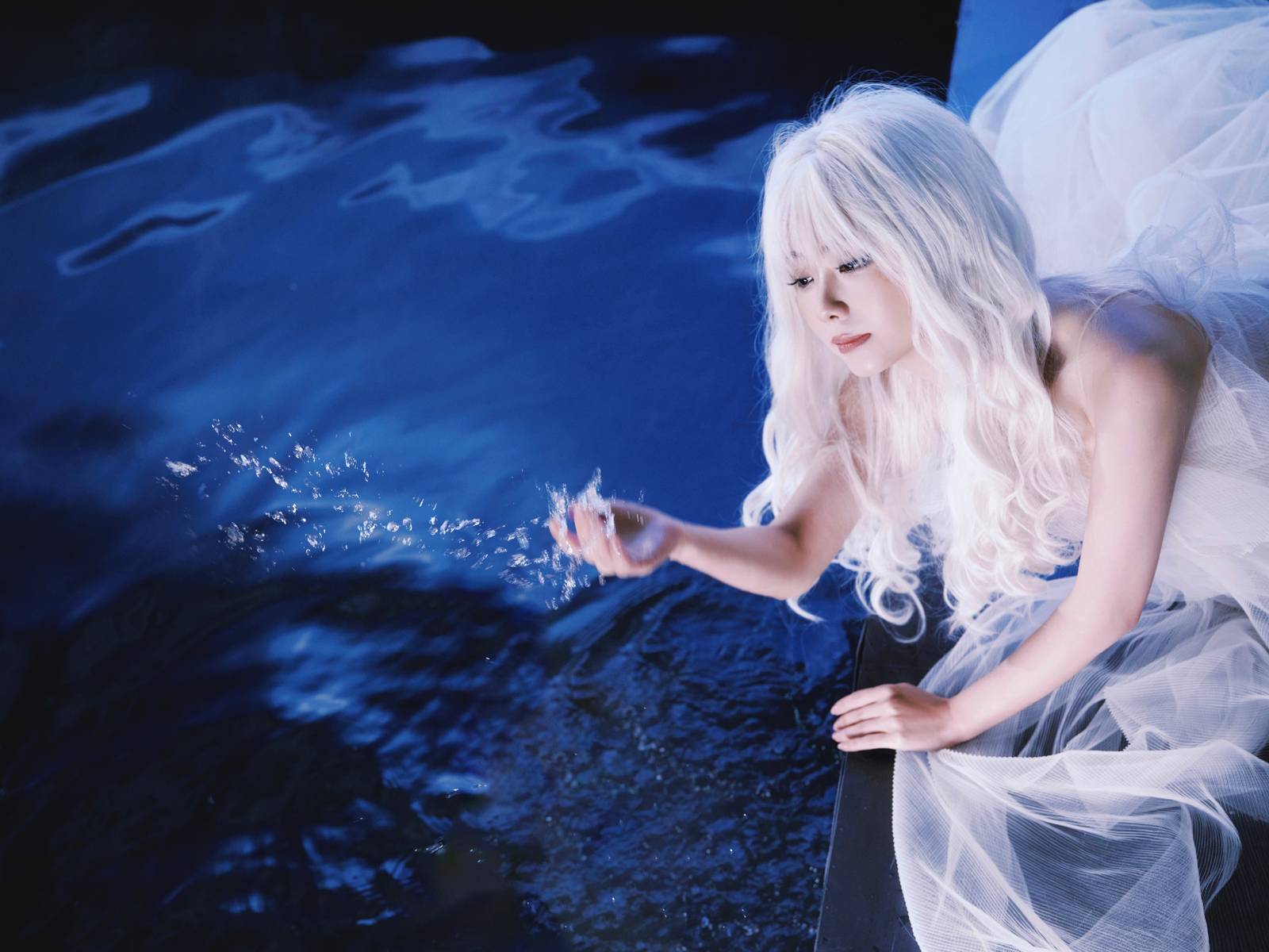 谭松韵白裙鹤发清凉又优雅 垂眸深念念宛如神女莅临