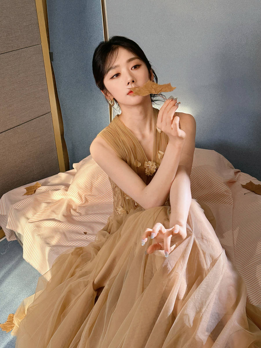 王影璐穿薄纱裙甜笑神采呆萌 乖巧伸懒腰似小猫咪