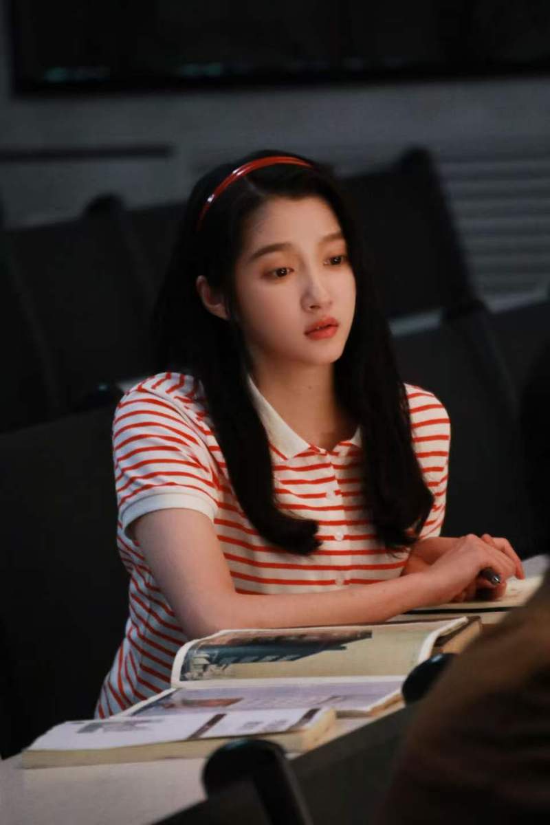 关晓彤戴发箍抱课本学生气十足 侧颜线条干净纯洁