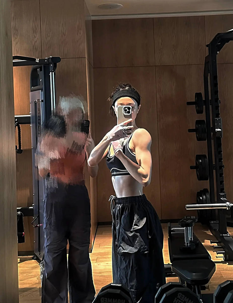 钟楚曦晒健身照大方展露手臂肌肉！健美身材超吸睛