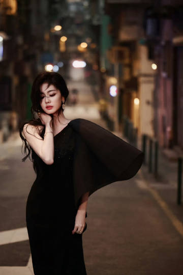 白鹿妩媚优雅身姿穿行夜色街头 复古港风美人风情