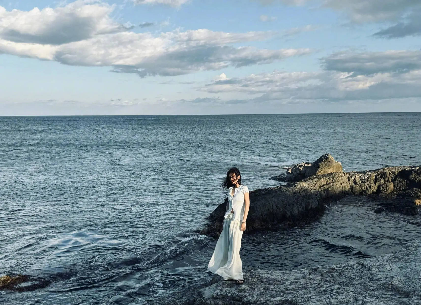 马思纯晒西西里岛旅游照！躺在礁石上吹海风好惬意