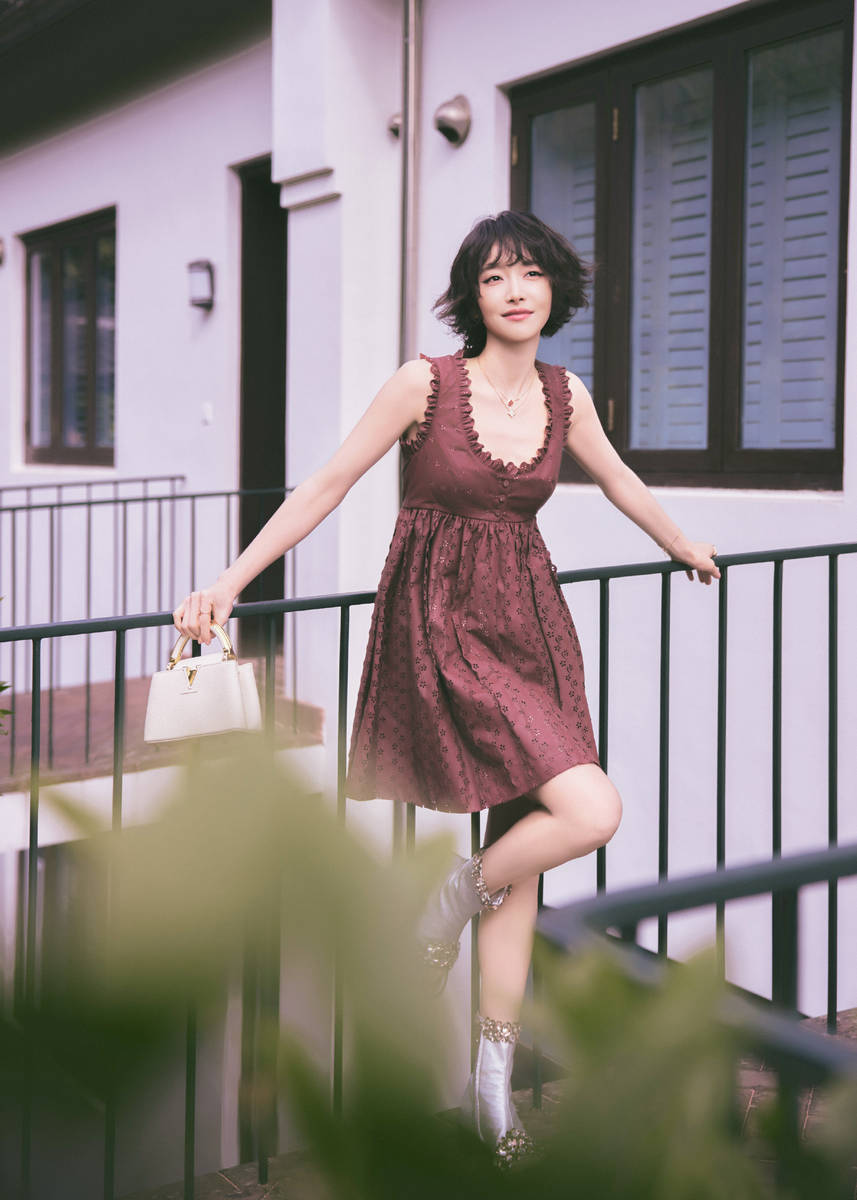 宋茜穿风凉连衣裙秀好体魄！短发造型娇俏迷东谈主