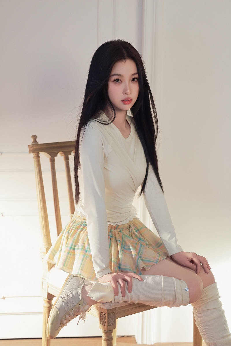虞书欣穿格纹短裙散发纯欲诱惑 黑发披肩娇憨动人
