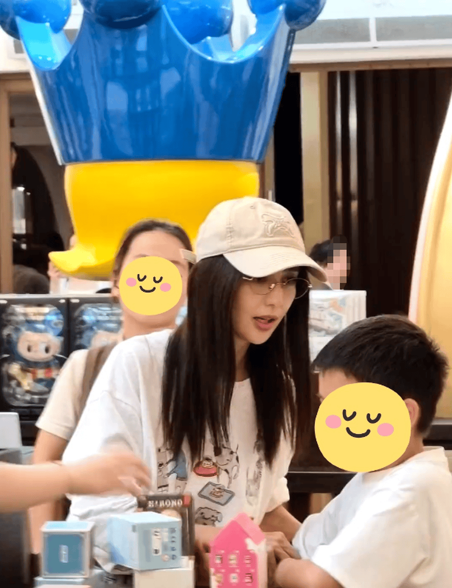 佟丽娅带小酒窝朵朵逛乐园 贴心陪娃画面温馨有爱