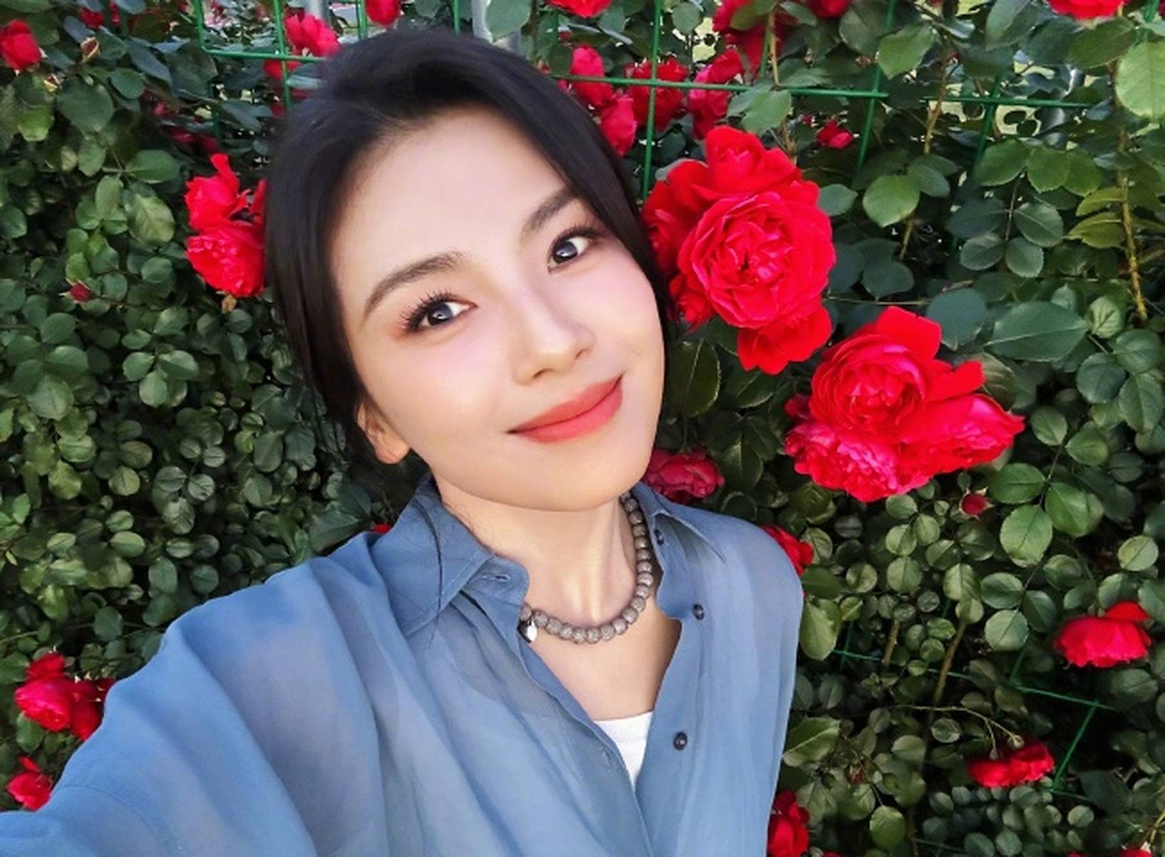 刘涛牛仔衬衫花墙大片 温婉大方尽显明丽气质